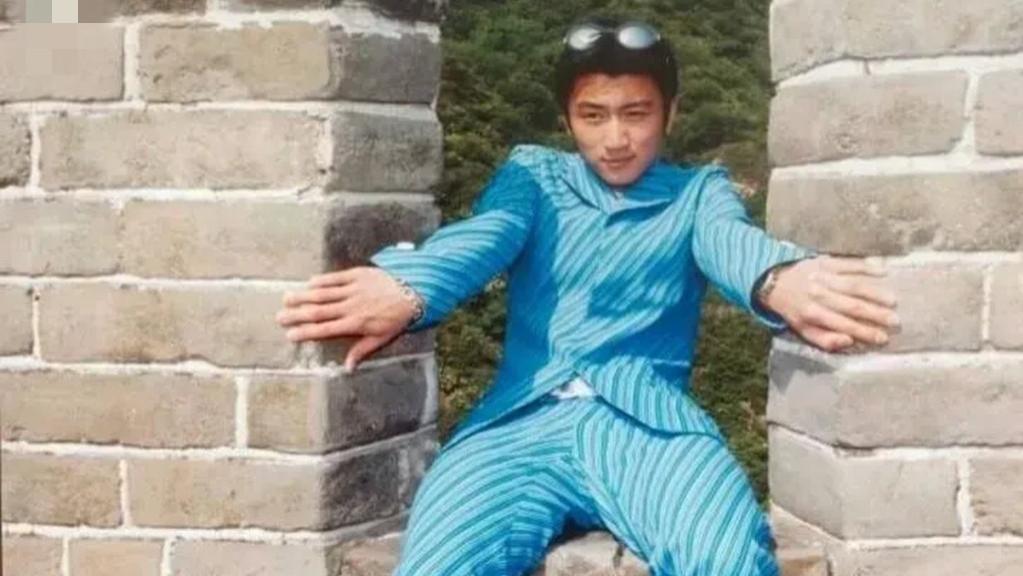 谢霆锋|谢霆锋：90年代爬长城照片曝光，站城墙角落很没素质，衣品一直差