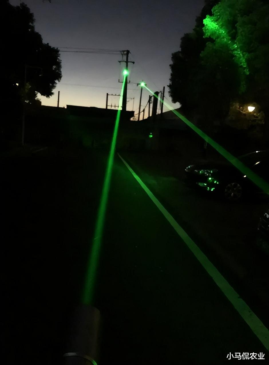 机器人|国外小伙造激光机器人1小时除草10万株,地毯式“轰炸”,AI识别