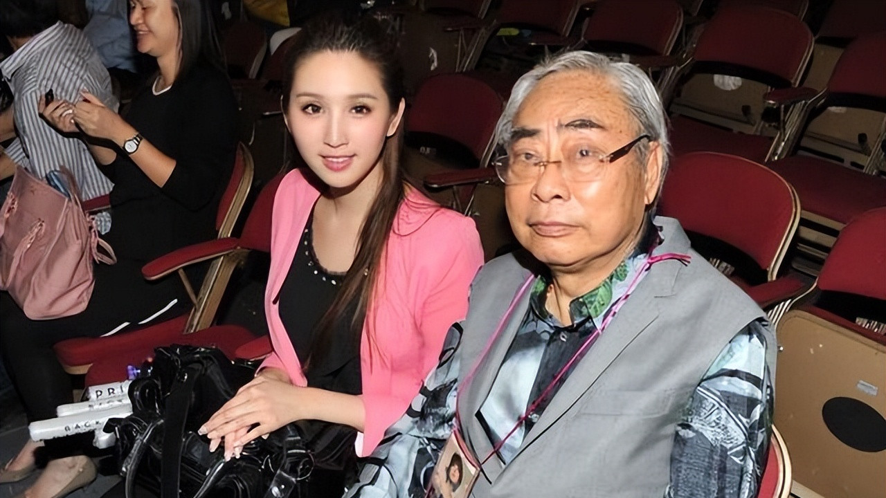 何傲儿|香港小花何傲儿，与大51岁富豪传恋情，是忘年交还是爷孙恋？