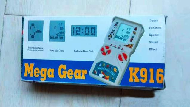 小米科技|全塑料机身黑白屏幕，内置一款游戏玩转童年，这款游戏机很经典