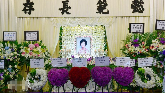 香港|香港“30亿阔太”离世！徐小凤到场送别，周润发谢贤父子低调悼念