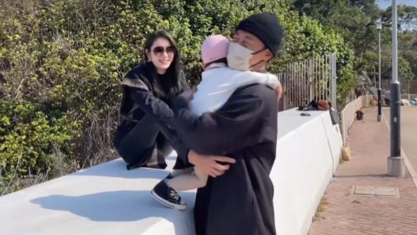 林峰|张馨月分享一家三口在海边沙滩玩耍 女儿主动拥抱林峯很有爱