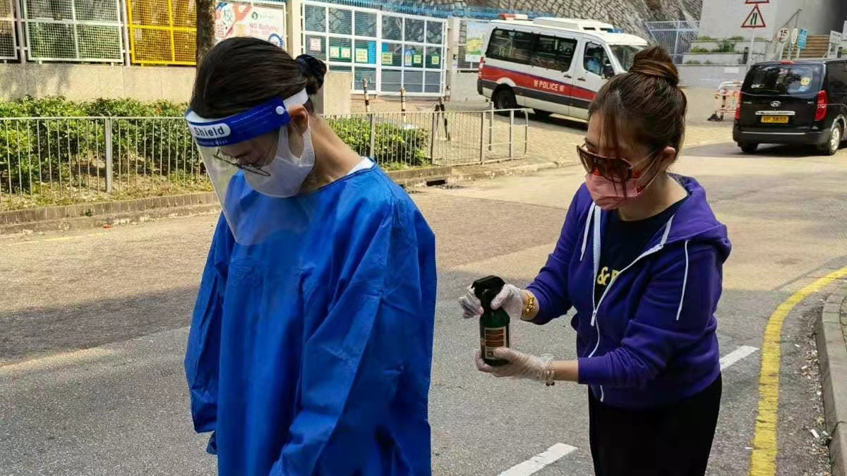 关宝慧|香港疫情仍严峻！女星确诊喉咙痛到崩溃，关宝慧不惧危险运送物资