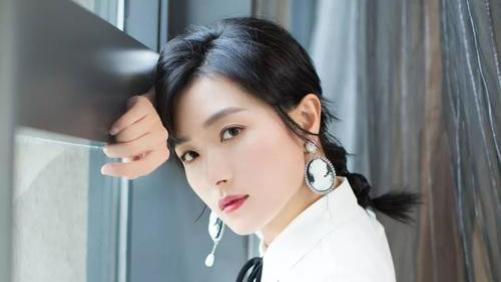 万茜|美女演员万茜：低调嫁给摄影师生下一女，如今39岁拍戏引发争议