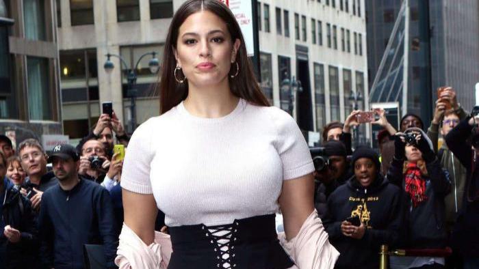 |拒绝奥尼尔的示爱，大码模特阿什莉为何选择和黑人编剧结婚？