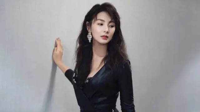 张雨绮|张雨绮在电梯里面拍大片，造型华丽妆容淡雅，领口大开锁骨迷人