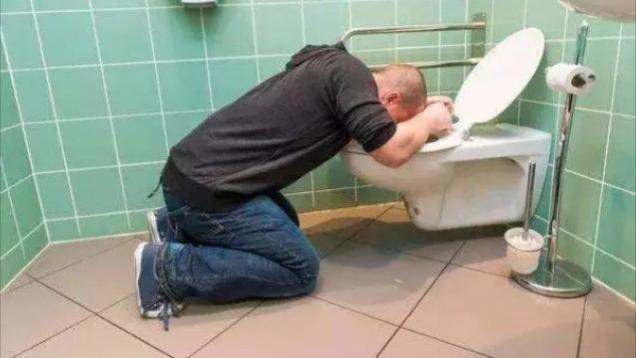 KTV的卫生间里为什么有沙发？是拿来做什么的？