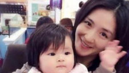 谢娜|谢娜新书公开第二胎女儿照片，透露产后长白发变老了，张杰：还是最初的样子