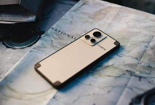 高通驍龍|第二款驍龍8+機型開始預熱，復古硬箱+直屏設計，邊框控制出色