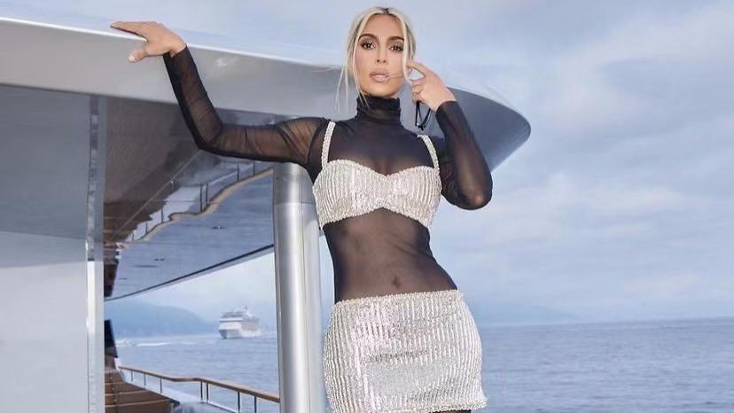 吴宣仪|卡戴珊“逆生长”，41岁练出顶级小蛮腰 连续秀出好身材 坎爷后悔