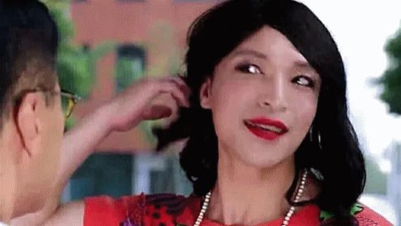 魔幻手机|有种“整容”叫魔幻手机中的王天霸，当他穿上女装的那一刻，是心动啊
