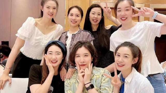 护肤品 张常宁现身队友婚礼！瘦身成功锁骨明显，7仙女在一起好开心