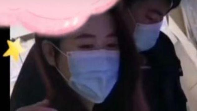 |朱单伟订婚成功后，和女友现身商场，两人甜蜜搂肩感情好