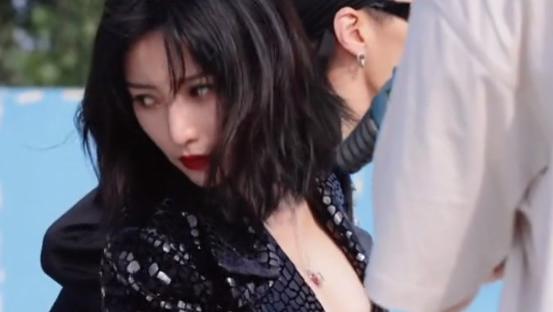 柳岩|41柳岩穿皮衣太性感！露出内搭小秀事业线，被身边帅气男模拽着走