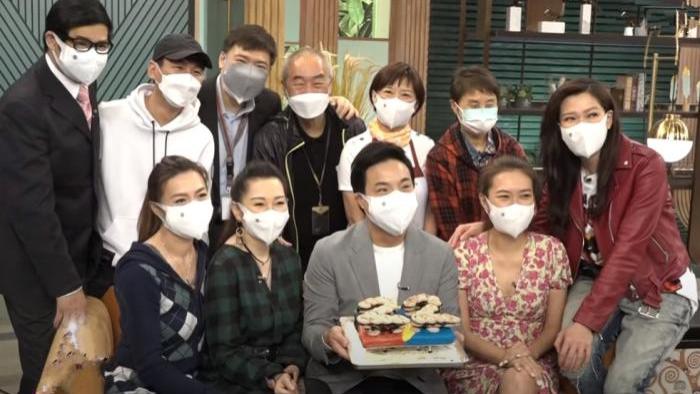 移民|43岁男星即将举家移民，曾在TVB待了20年，圈内好友以蛋糕送行