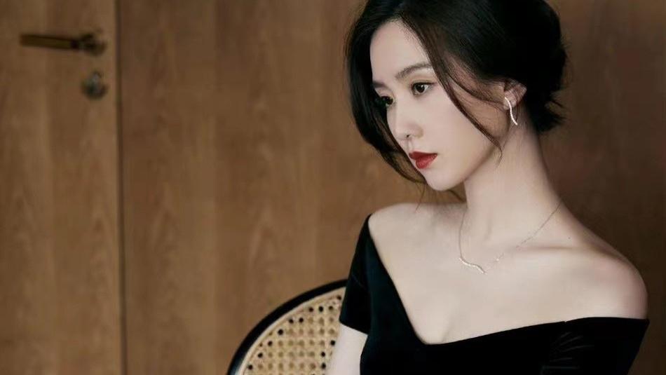 刘诗诗|刘诗诗的天鹅颈名不虚传，一字领上衣配芭蕾裙，美得让人挪不开眼