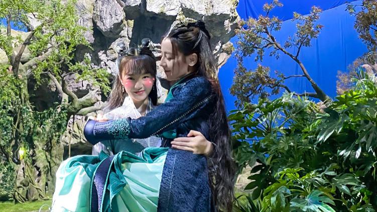 迪丽热巴|真神仙友情？迪丽热巴被胡意旋公主抱，网友：我也想抱抱热巴