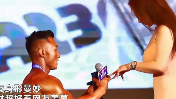 求婚|纪实：一肌肉男夺冠后跪地求婚，女友身材火辣引发关注