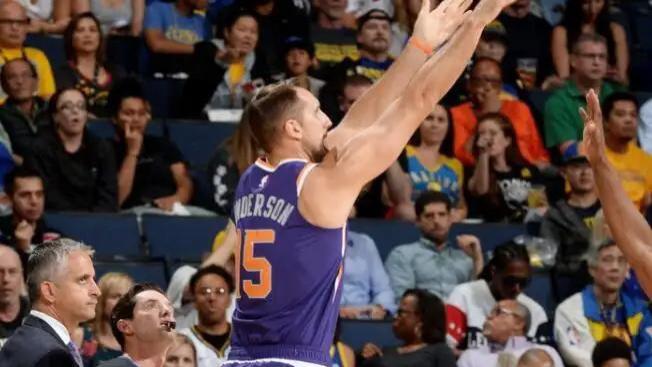 西蒙斯|从无人问津到夺得NBA总冠军，NBA球星安德森的翅膀掠过了浩瀚的征程
