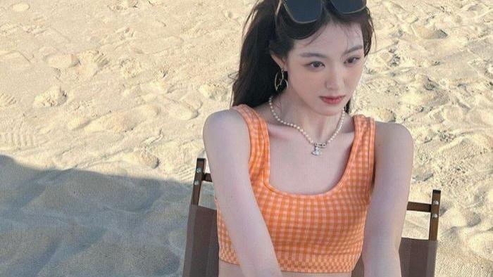 郭碧婷|郭碧婷同公司新人张琳苑碧海蓝天下，白色泳衣配搭雪白肌肤好身段