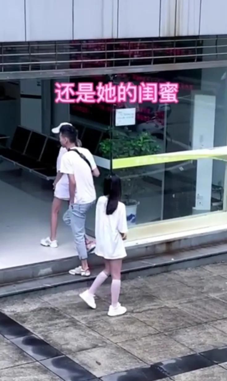 夫妻刚离完婚，丈夫立马和前妻的闺蜜领结婚证，前妻得知后崩溃大哭！