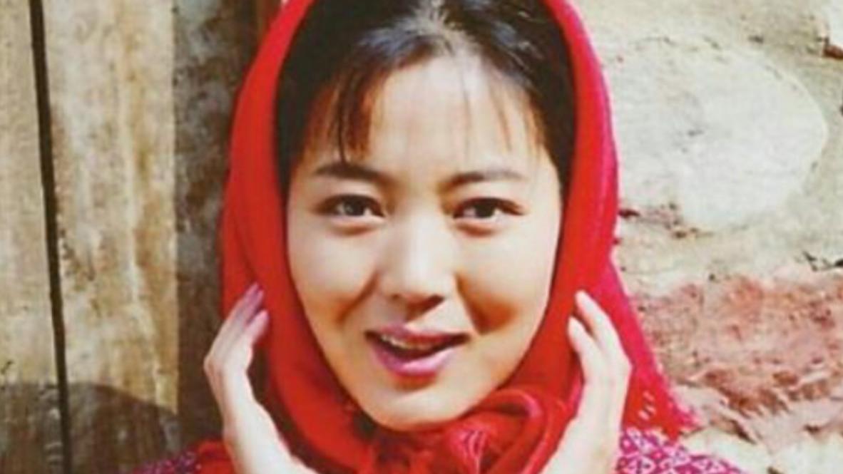 王茜华|王茜华：为拍戏流产、打美容针，41岁二婚嫁导演，43岁做高龄产妇