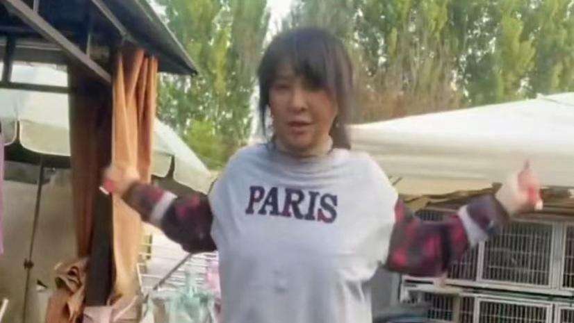 李勤勤|59岁李勤勤家中跳操，打扮朴素气喘吁吁，院落曝光摆满杂物接地气