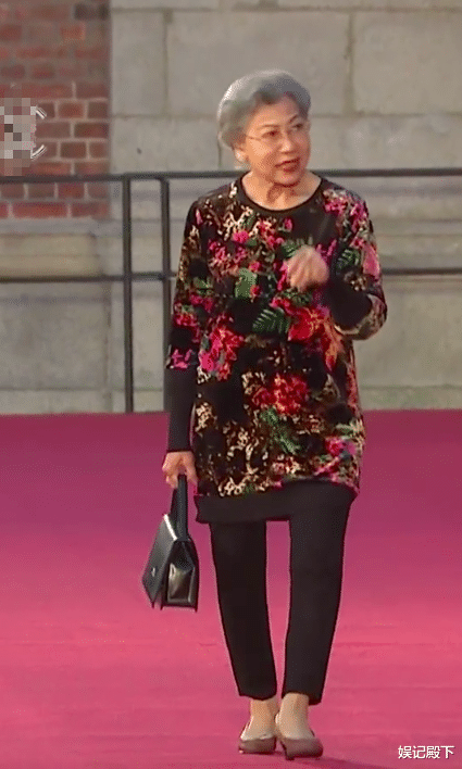 鬼后罗兰88岁高龄走红毯，穿着舒服打扮大气，自然老去就是好！