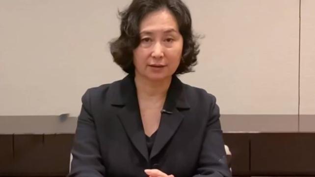 何超琼|赌王二太蓝琼缨去世，女儿何超琼穿黑衣露面，双眼哭肿人憔悴太多