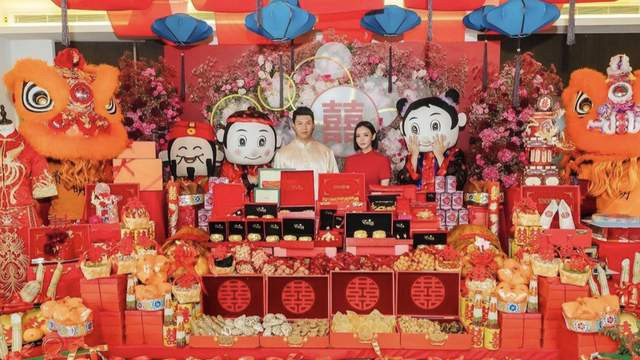 何猷君|何猷君前任二婚出嫁太风光！收千万元聘礼摆满屋，现场奢华如宫殿