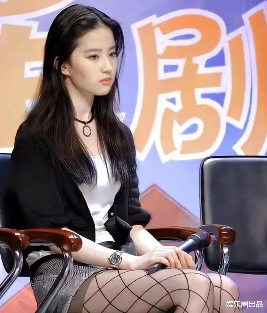 刘亦菲穿露腿装接受采访，被指“情绪反差太大”，网友：职业习惯
