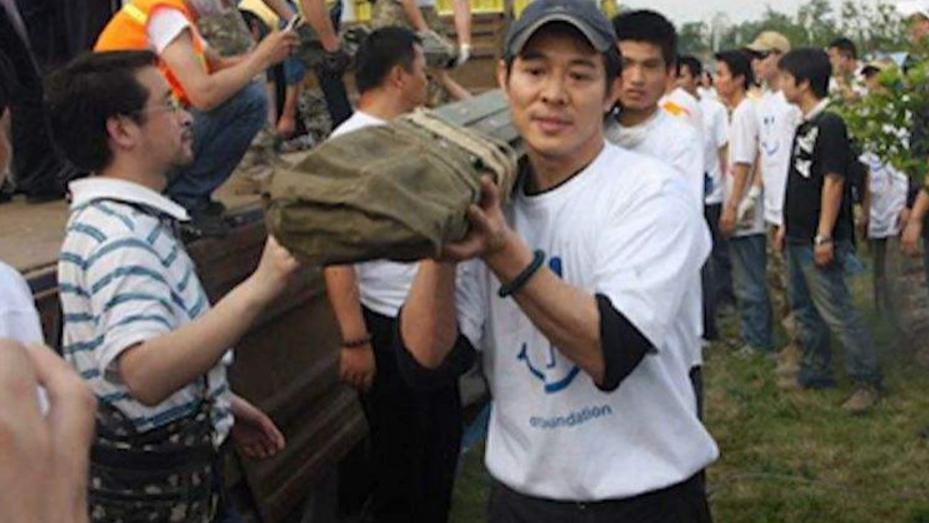 李连杰|14年前抗震救灾：李连杰搬运物资，吴京累瘫，看到刘德华：活该红30年