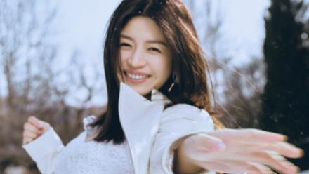 陈妍希 陈妍希冰天雪地拍写真，中分黑长直笑容甜美，直言一拍戏就变瘦
