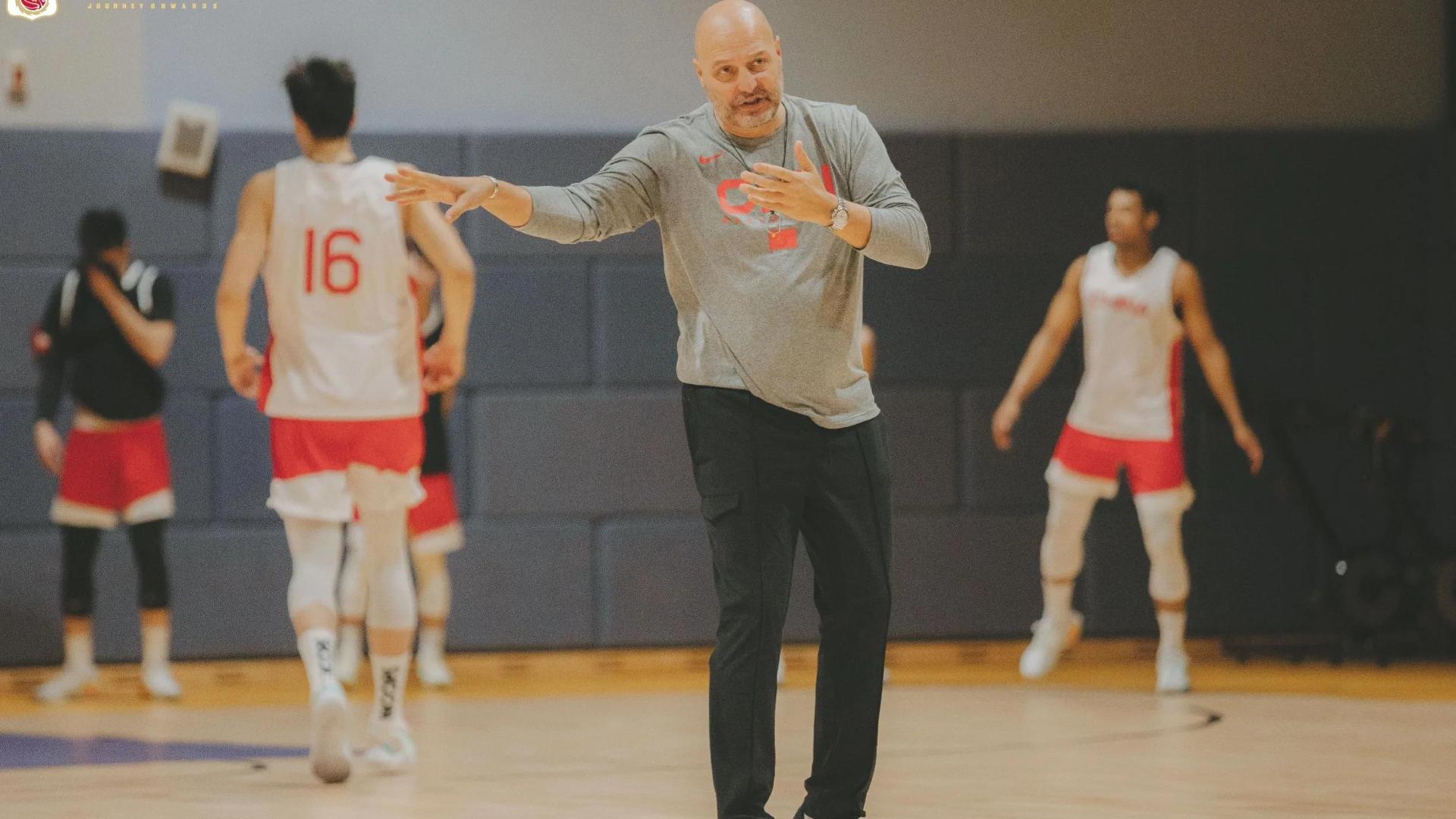 最新消息，中国男篮热身赛将开打，汤杰被文一裁掉，詹姆斯戴绿帽