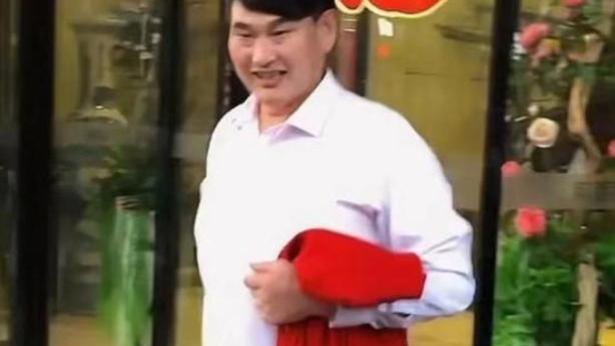 朱之文|大衣哥带订婚后的儿子去商演，小伟拿包当助理，却被网友各种嘲讽