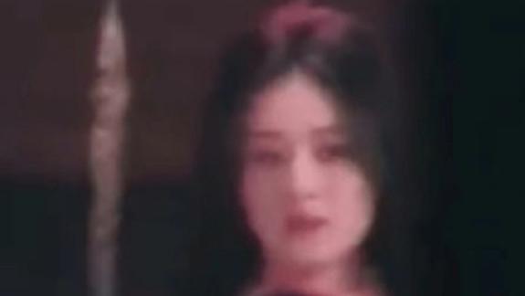 赵丽颖|赵丽颖新剧路透好飒，长发披肩穿长衫肤白貌美，手持长枪随风而动太帅了