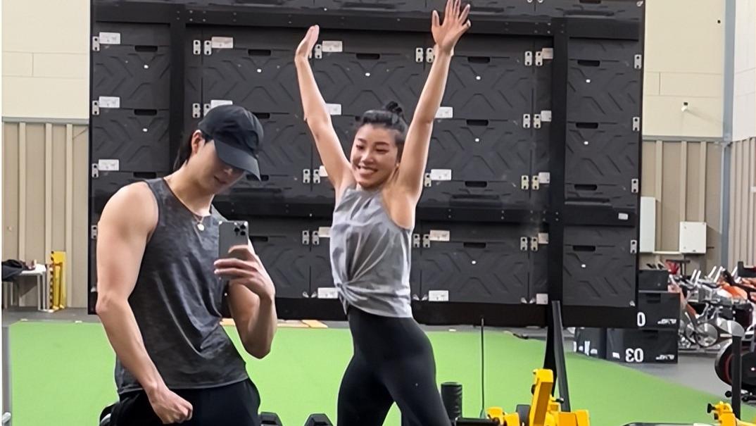 陈晓|找揍! 柳鑫宇晒王诗玥健身房纵身跳跃, 定格在玥玥龇牙咧嘴