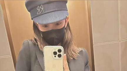 昆凌|昆凌晒三胎孕期照！穿紧身衣孕肚显眼，皮肤白净戴大钻戒好阔气