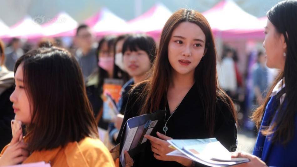 春夏穿搭|马上3月，“金三银四”的频繁跳槽真的能涨工资吗？