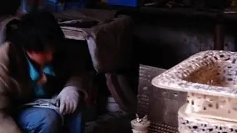 在河南有个村子，这里的百姓靠“造假”为生，警察却说“”不犯法