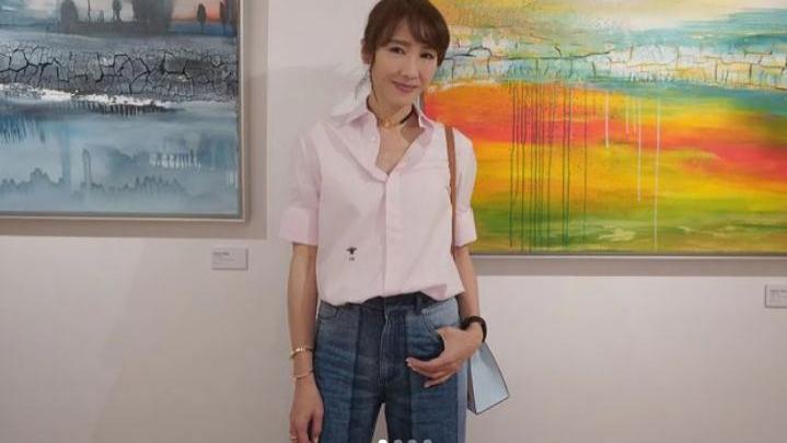 沈腾|黎姿和刘嘉玲一起参加艺术展，两大女神同场比美气质优雅