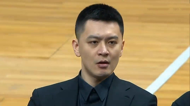 韩德君|开心！辽宁复仇上海，郭艾伦小鸟依人靠韩德君肩膀，大韩一脸嫌弃