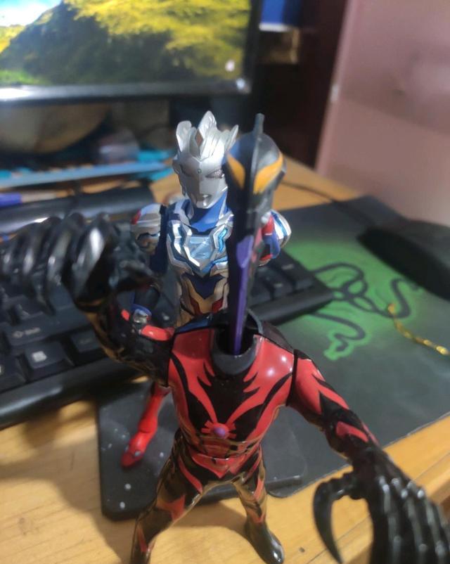 acgn漫评|奥特玩梗：这才是最正宗的脊髓剑孝子捷德：不许有人再利用我爹