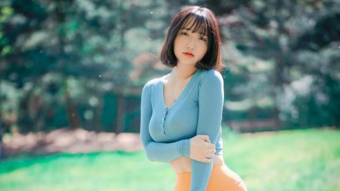 紧身牛仔裤 姹紫嫣红的季节，适宜穿一件针织长袖衫搭配瑜伽裤的装扮！