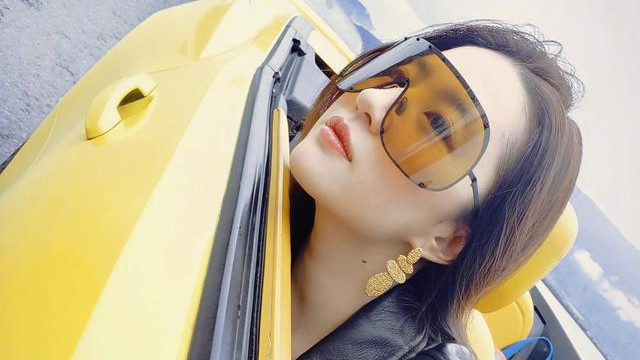 刘亦菲|刘亦菲驾豪车玩自拍，爆红之后频繁营业，侧颜杀展现真实颜值