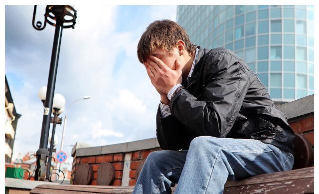 我被中年男人馋了3年, 直至看过他车内的一瓶水后, 我打算嫁给他