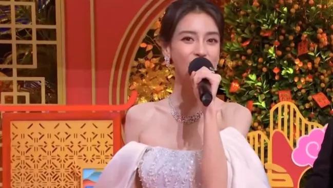Angelababy|baby离婚后首次公开亮相，登上卫视春晚，事业心强挑战做主持人