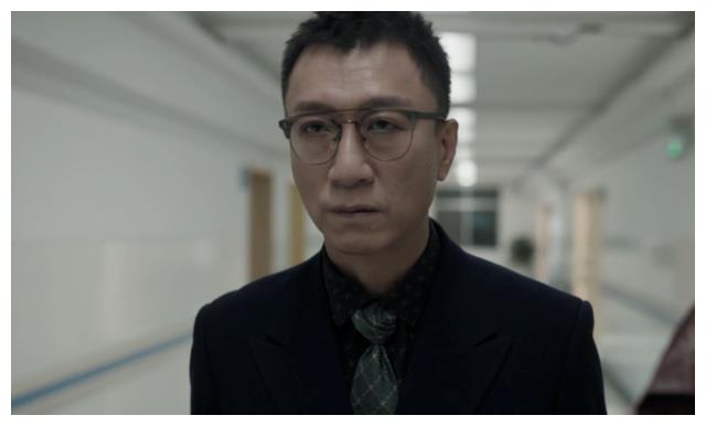 “影帝”孙红雷带娃出游，全程抱着5岁女儿，网友：妥妥的女儿奴