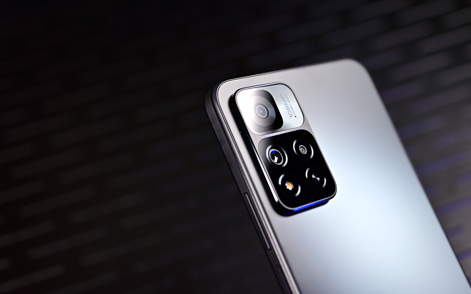 红米手机|荣耀红米手机1500元对决:一款有256GB存储,一款配OLED高刷屏