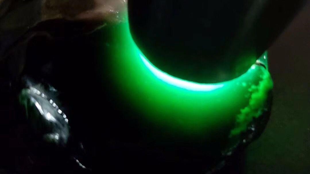 翡翠|大万买的翡翠原石切出墨翠，从原石到成品设计起货蜕变全过程